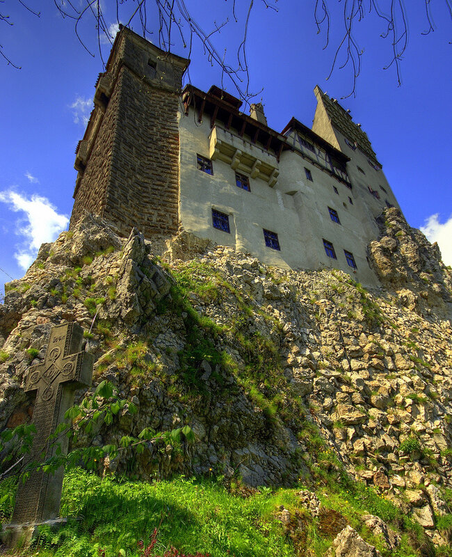 Akko dracula castle. Замок Дракулы в Румынии. Замок Влада Цепеша. Румыния Граф Дракула замок. Брашов Румыния замок Дракулы.